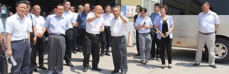 全國(guó)政協(xié)常委、經(jīng)濟(jì)委員會(huì)副主任陳錫文同志及省市領(lǐng)導(dǎo)前往吉林德翔物流有限公司參觀調(diào)研